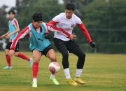 三亿体育体育入口-足球比赛场上球员们奋力拼搏，不畏强敌