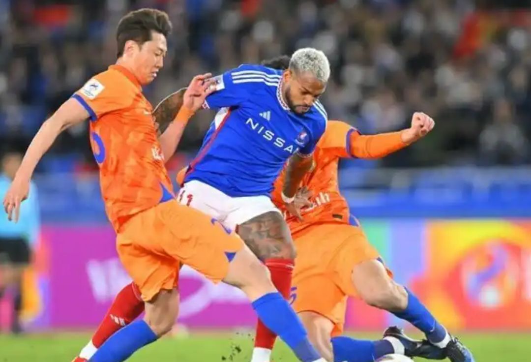 亚冠赛场球员绝技飞舞,观众喝彩声震天的简单介绍 亚冠赛场球员绝技飞舞,观众喝彩声震天的简单介绍