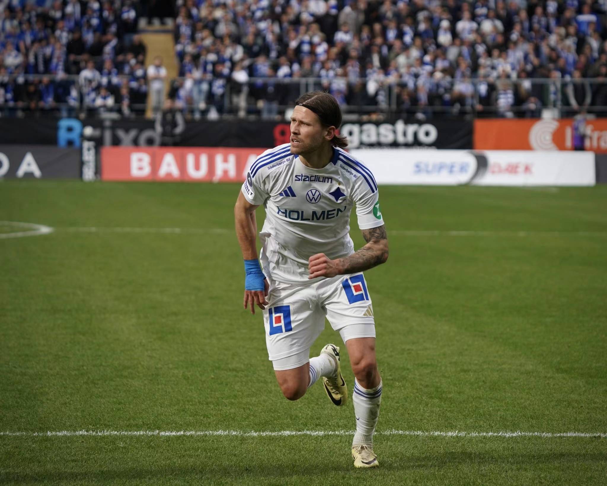 塞维利亚主场比分扩大，取得胜利