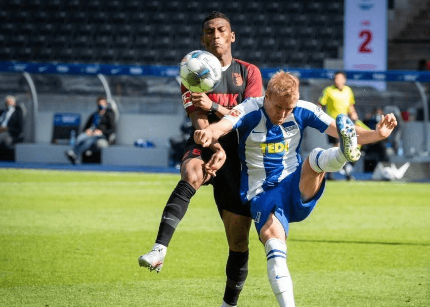 沙尔克遭遇主场失利,陷入连败泥沼 沙尔克遭遇主场失利,陷入连败泥沼