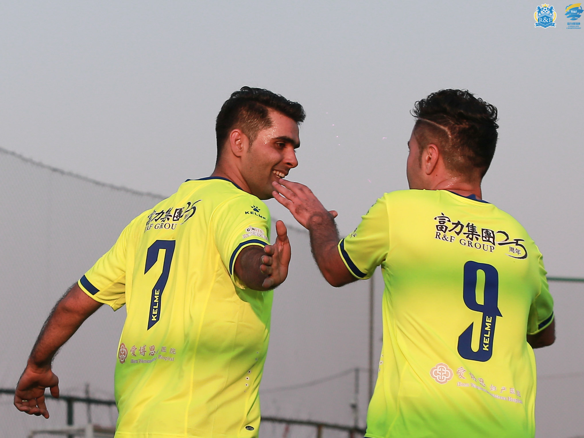 足球场上强强对话,谁能捧起胜利之杯?的简单介绍 足球场上强强对话,谁能捧起胜利之杯?的简单介绍