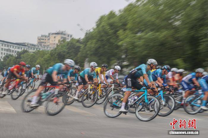 意大利自行车选手在比赛中夺冠 意大利自行车选手在比赛中夺冠