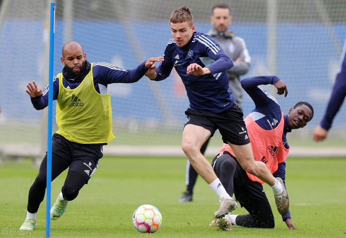 包含斯图加特纵身一搏,力争击败汉堡队的词条 包含斯图加特纵身一搏,力争击败汉堡队的词条