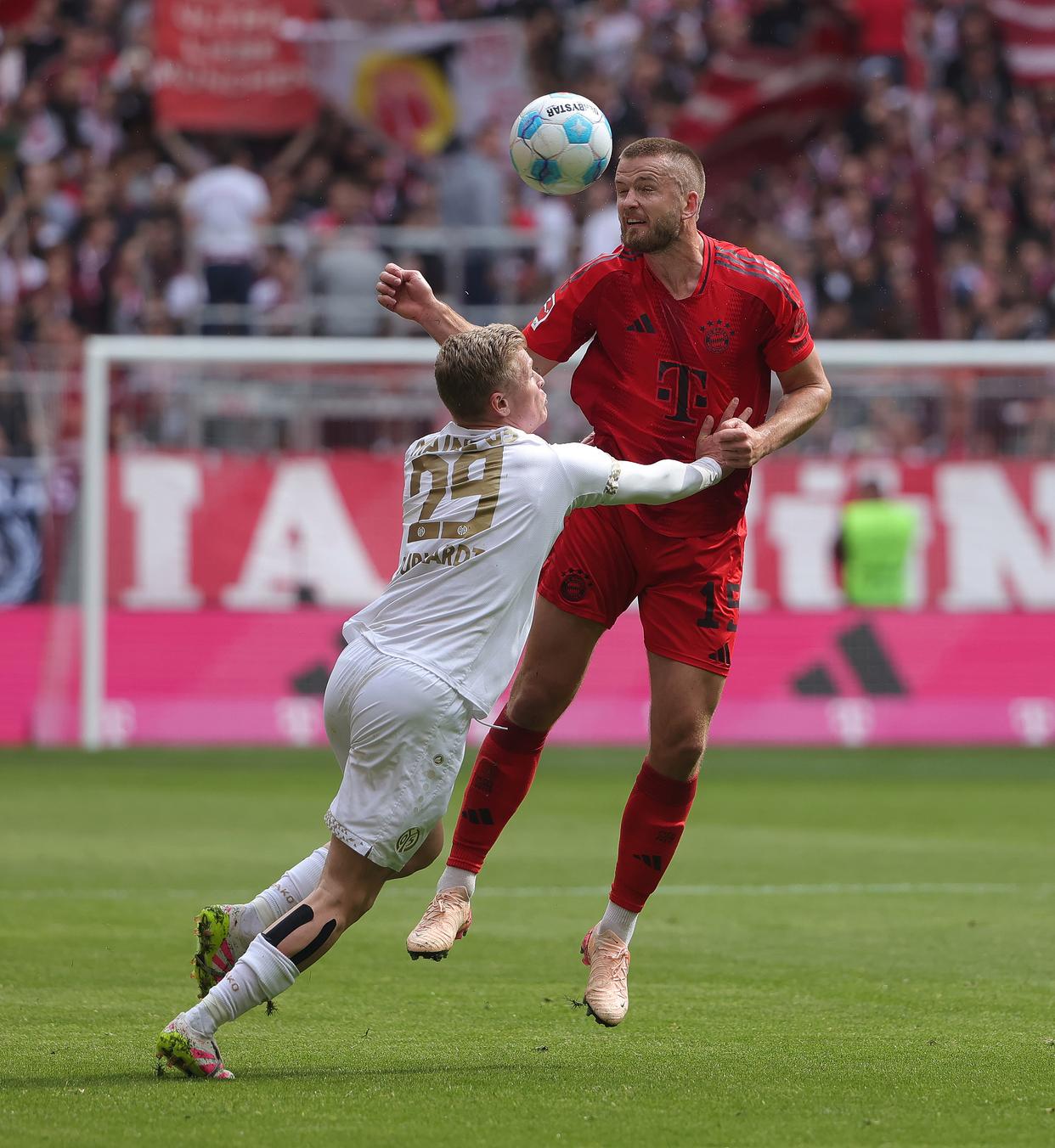 美因茨前锋连续比赛进球,成为焦点 美因茨前锋连续比赛进球,成为焦点